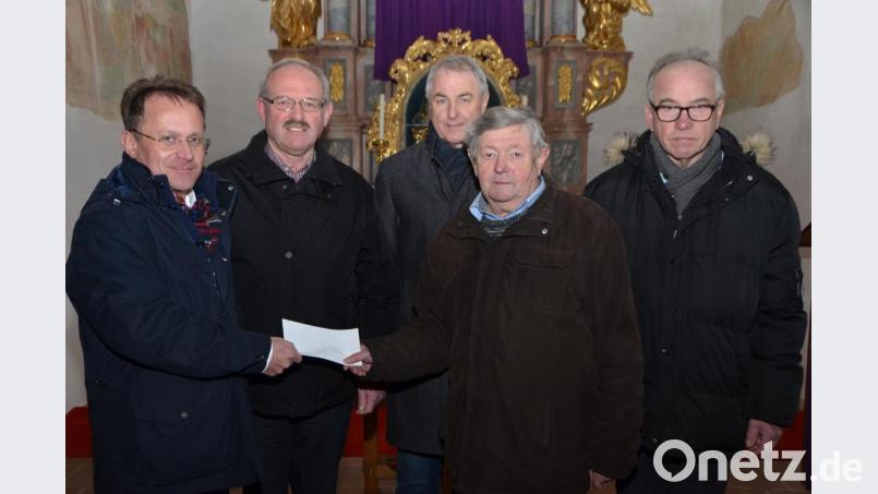 Dekan Alexander Hösl (links) und Kirchenpfleger Günter Hassmann (Mitte) erhielten für die Erneuerung der Lautsprecheranlage in der katholischen Stadtpfarrkirche vom Kirchenbauverein Altenstadt eine Spende in Höhe von 2500 Euro, die Georg Ertl, Bernhard Bodensteiner und Heinrich Frischholz (von links) überreichten. Bild: dob