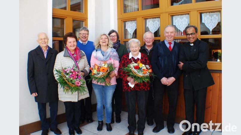 Bei der Verabschiedung der Kirchenpfleger Neualbenreuth/Ottengrün und Begrüßung der neuen Kirchenpfleger: Pfarrer George Parankimalil, Josef Rosner, Lorenz Betzl, Angelika Rosner, Birgit Frank, Barbara Kraus, Wolfgang Plonner (Sprecher des Pfarrgemeinderates, Elfriede und Hans Maischl (von rechts) Bild: enz