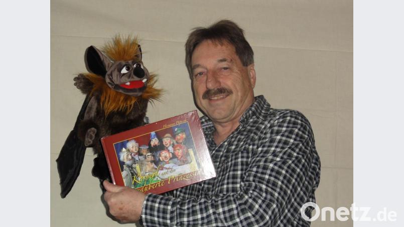 Mit Puppenspieler Hermann Papacek, der Fledermaus und einem verzauberten Kasperlbuch geht es am Sonntag in Hermanns-Kasperltheater weiter. Bild: pap
