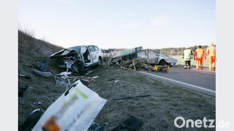 Auf der B299 bei Sengenthal kam es am Mittwochmorgen zu einem schweren Frontalzusammenstoß. Bild: jma