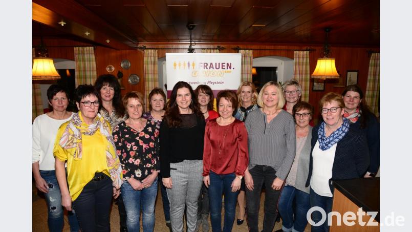Heidi Völkl ist neue Vorsitzende der Frauen-Union. Stellvertreterinnen sind Claudia Gallitzendörfer, Corinna Kurzian-Rewitzer sowie Sonja Schöne. Schriftführerin ist Renate Zehent und Schatzmeisterin Christina Windirsch (vorne, von links). Bild: bey