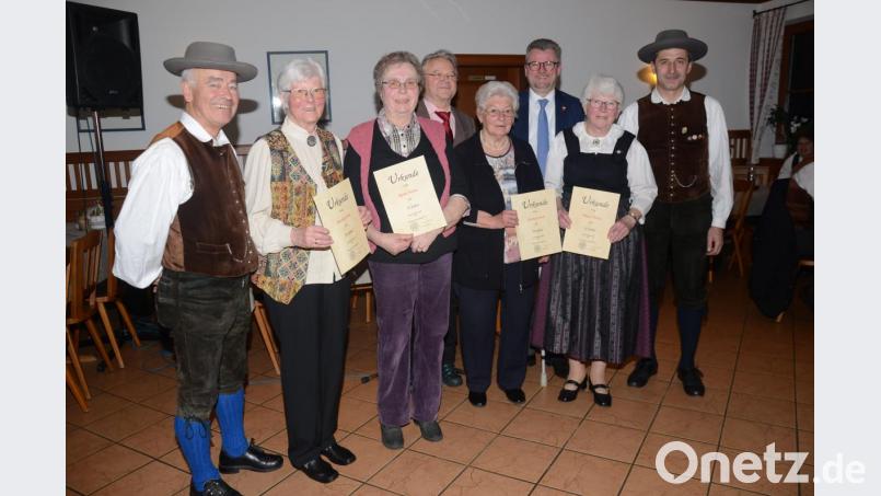 Jubilarehrung bei den Birgländern (von links): Zweiter Vorsitzender Günther Meier, Erna Raschke (70 Jahre Mitgliedschaft), Helene Rahm (50 Jahre), Gerd Geismann (40 Jahre), Anni Stephan (70 Jahre), Bürgermeister Michael Göth, Christa Pirner (25 Jahre) und Erster Vorsitzender Franz Niebler. Bild: mag