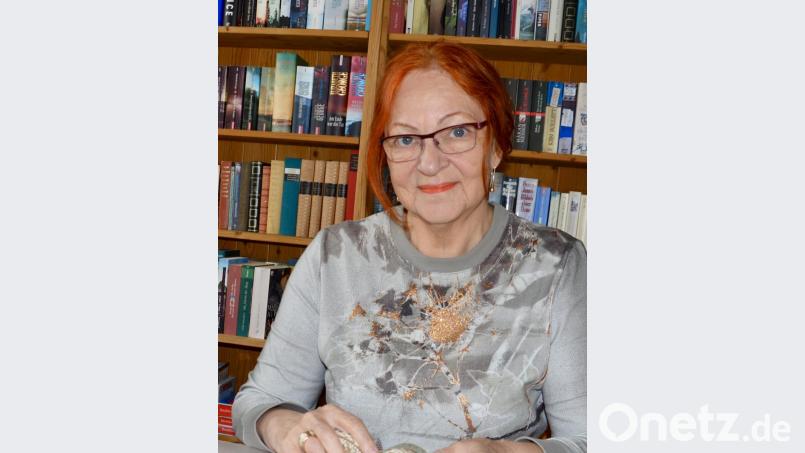 Gerlinde Besl zeigt, wie auch Männer mit wenig Basteltalent etwas Schönes für die Liebste herstellen können. Bild: mia