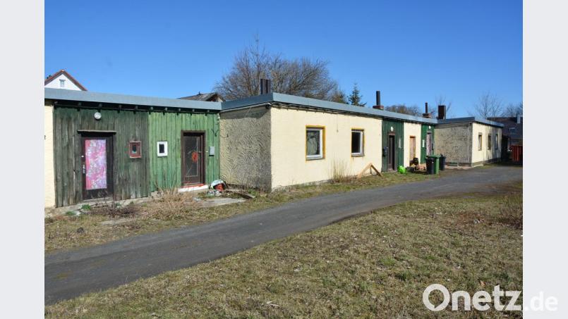 Das aus den 50er Jahren stammende Gebäude wird nach Fertigstellung der Containerbauweise komplett abgerissen. Die dortigen Wohnungen seien nicht mehr zumutbar, hieß es. An dieser Stelle werden als Sichtschutz Sträucher und kleinere Bäume gepflanzt werden. Bild: jr