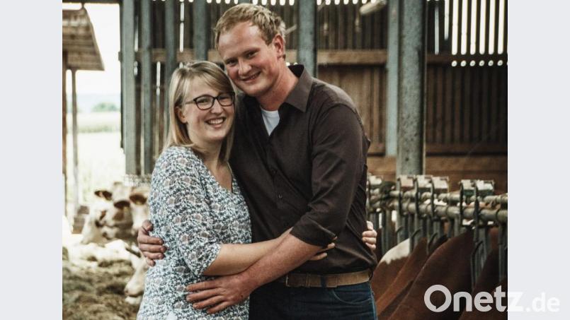 Das frisch verlobte Paar zu dem überdimensionalen Heiratsantrag: Nadine Mutzbauer und Florian Weiß. Bild: privat/ Florian Weiß