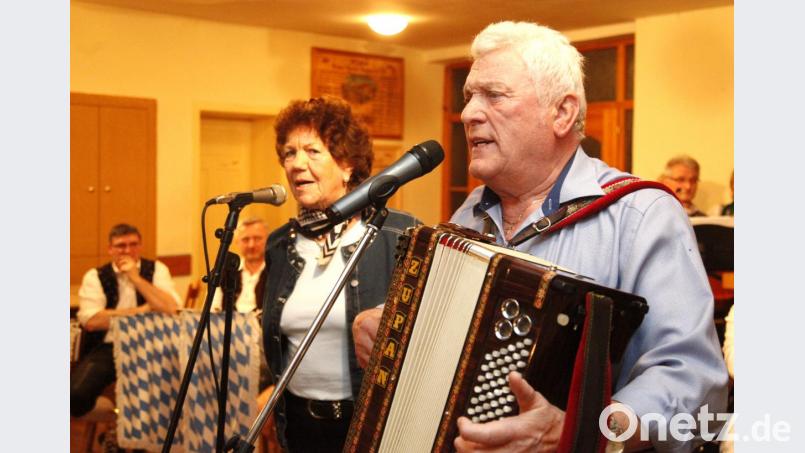 Anton und Marianne spielten Lieder zum Mitsingen und erzählten zwischendurch einen Witz. Bild: Hirsch