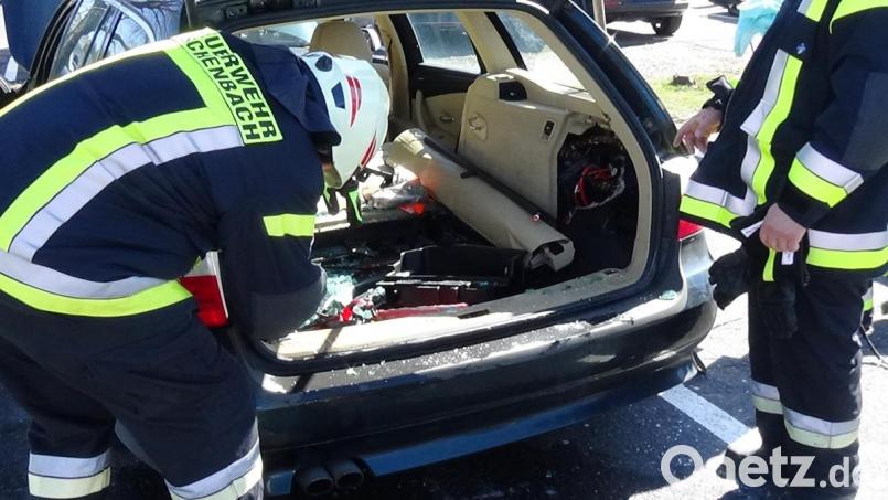 Die Feuerwehr überprüft den Kofferraum des brennenden Autos. Bild: jma