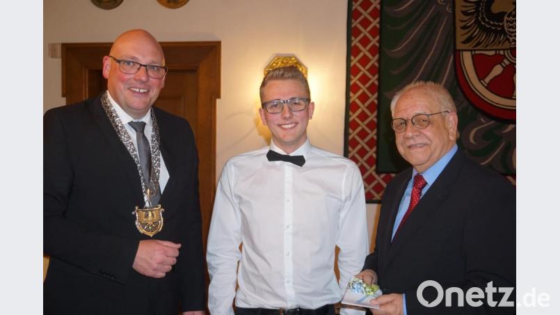 Oberbürgermeister Oliver Weigel (links) und Kulturreferent Kurt Rodehau (rechts) gratulierten Preisträger Theo Nirsberger (Bildmitte). Bild: fppp