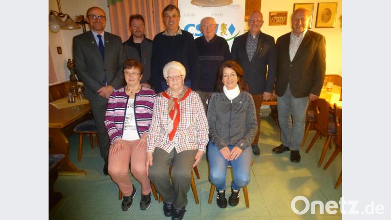 Die CSU Schwarzhofen geht mit diesem neugewählten Vorstand in die Zukunft. Vorsitzener bleibt Bürgermeister Maximilian Beer (links). Bild: mad