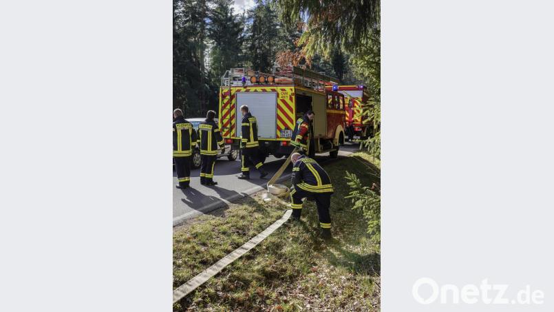 Mit über 100 Schläuchen stellt die Feuerwehr in Grünau die Wasserversorgung sicher. Und das nicht zum ersten Mal. Bild: exb