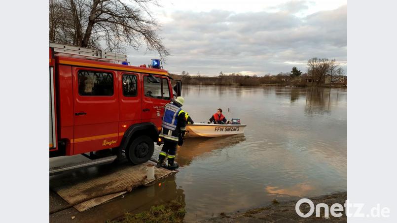 Ein Ölfilm auf der Donau sorgte in der Nacht auf Dienstag für einen Feuerwehreinsatz mit mehreren Booten. Als Ursache konnte eine Heizöl-Leckage eines Anwesen bei Sinzing ausgemacht werden. Bild: Alexander Auer