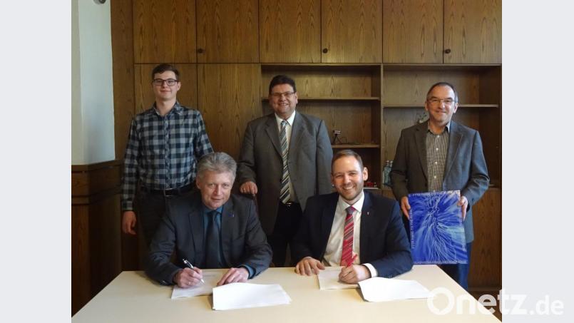 Die Telekom wird 30 Haushalte ans schnelle Internet anschließen. Den Vertrag unterzeichneten (vorne von links) Bürgermeister Lothar Müller und Enrico Delfino, Regio Manager der Telekom. Mit im Bild (hinten von links) Jonas Würner (Gemeindeverwaltung), Wilhelm Köckeis (Telekom) und Walter Huber von der Breitbandberatung Bayern. Bild: exb