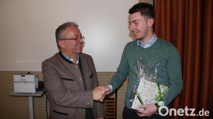 Marktrat Lars Saller (rechts) stammt aus den Reihen der Jungen Union. Vor wenigen Tagen habe er den Rücktritt erklärt, informierte Bürgermeister Toni Dutz (links) bei der Verabschiedung in der Marktratssitzung. Bild: wro