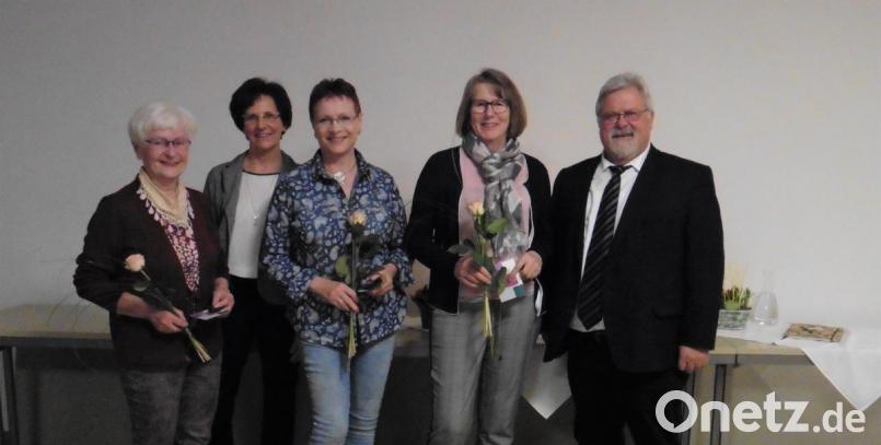 Auf dem Bild sind die drei neuen Mitglieder mit Karin Meiler und Pfarrer Arnold Pirner zu sehen.
Von links:
Waltraud Haimerl, Karin Meiler, Hannelore Quardokus, Maria Hägler, Pfarrer Arnold Pirner. Bild: rgl