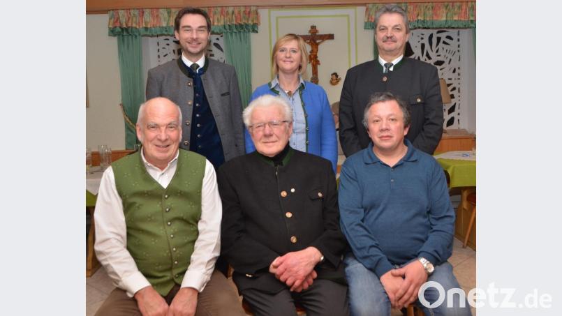 Johann Wittmann (vorne, Mitte) gehört seit 60 Jahren zum CSU-Ortsverband Altenstadt und er gilt als Ziehvater des ehemaligen Landrats Simon Wittmann. Über Jahrzehnte war der Untertresenfelder in der Stadt- und Landkreispolitik im Einsatz. Landtagsabgeordneter Stephan Oetzinger (hintere Reihe, links) würdigte ihn als &quot;leuchtendes Beispiel für die CSU&quot;. Bild: dob