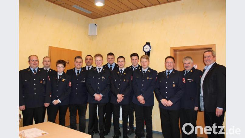Mit Erfolg stellten sich Feuerwehrfrauen und -männer verschiedenen Lehrgängen für die Weiterbildung. Mit im Bild Bürgermeister Joachim Neuß, Kreisbrandinspektor Hans Sperber, Vorsitzender Bernhard Frohnhöfer (von rechts), 1. Kommandant Xaver Leipold und Kreisbrandmeister Michael Schmidt (von links). Bild: cs