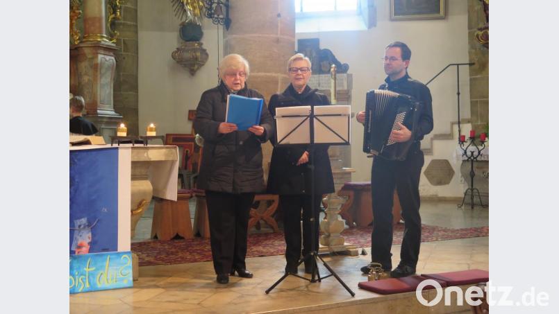 Monika Fink, Sieglinde Wick und Roland Küffner (von links) singen für Josef Sturm. Bild: jzk