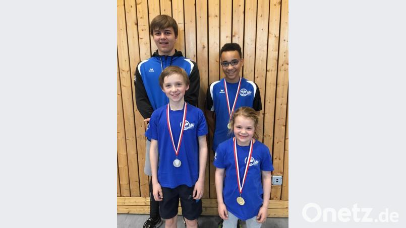 Christopher Greiner, Liam Legien (hinten von links), Julius Merkel und Emma Rank (vorne von links) vom ESV Amberg. Bild: exb