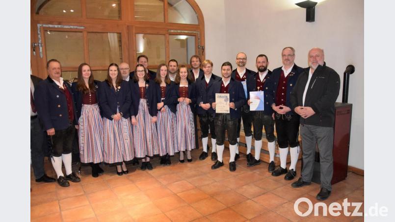Eine ganze Reihe von Musikern der Trachtenkapelle Hohenburg wurde bei der Jahreshauptversammlung für langjähriger Musizieren von Vorsitzendem Markus Mitschke (links) sowie Kreisvorsitzendem Werner Stein und Dirigent Michael Schäfer (von rechts) geehrt. Bild: bö