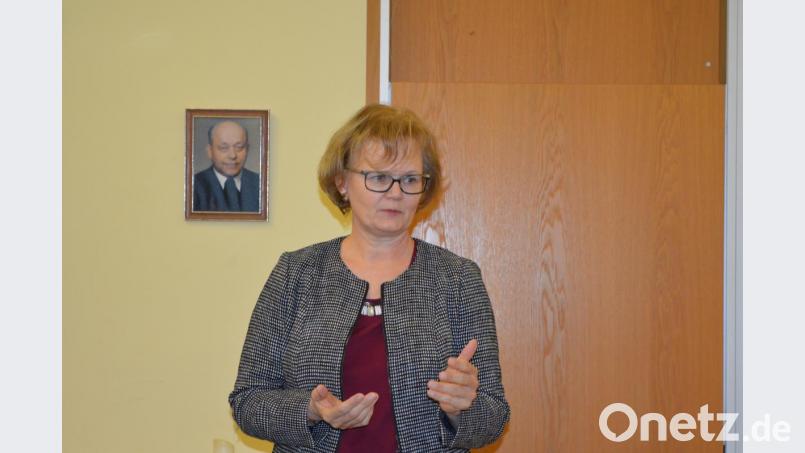 Monika Kagerer vom &quot;Pallicura&quot;-Team stellt ihre Einrichtung vor und berichtet den Mitgliedern des Krankenpflegevereins Winklarn von ihrer Arbeit. Bild: bej