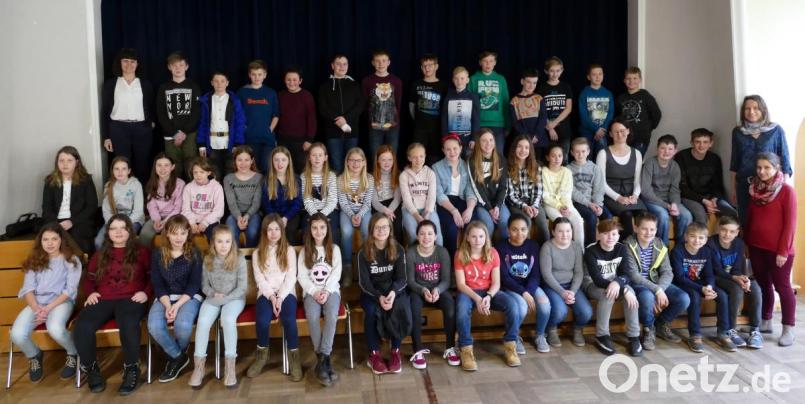 Die Firmlinge verbringen ein interessantes Wochenende im Kloster Ensdorf und vertiefen so die Firmvorbereitung. Begleitet werden sie von Gemeindereferentin Eva-Maria Frohmann, Maria Sehner (stehend, von rechts), Lucia Kleber (hinten, links) und Angela Dauth (zweite Reihe, Dritte von rechts). Bild: lep