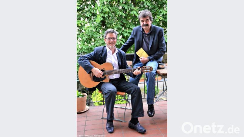 Mit italienischen Liebesgeschichten und Liedern eröffnen Reinhold Joppich und Mario Di Leo (links) das Literaturfestival. Bild: Nico Wagner