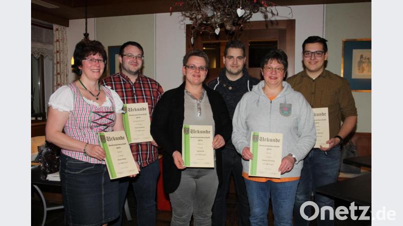 Gute Ergebnisse erzielen die Teilnehmer bei der Vereinsmeisterschaft des Schützenvereins &quot;Almenrausch&quot;. Schützenmeisterin Sonja Bauer (links) zeichnet die Sieger aus und hat sich auch selbst auf den vorderen Plätzen platziert. Bild: frd