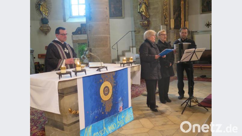 Monika Fink, Sieglinde Wick und Roland Küffner (von links) singen für Josef Sturm. Das Requiem zelebrierte Stadtpfarrer Konrad Amschl. Bild: jzk