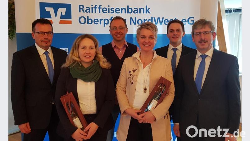 Vorstandsprecher Joachim Geyer (von links) dankte für die ehrlichen Worte der Referentinnen Regina Eichinger-Schönberger und Petra Hager. Der leitende Oberarzt am Klinikum Marktredwitz Tobias Schindler (Mitte) zeigte auf, was bei Notfällen als erstes zu tun ist. Der Landwirtschaftsbetreuer der Genossenschaft Christoph Heinl und Vorstand Robert Haubner zeigten sich ebenso dankbar für die drei kurzweiligen Referate. Bild: mez