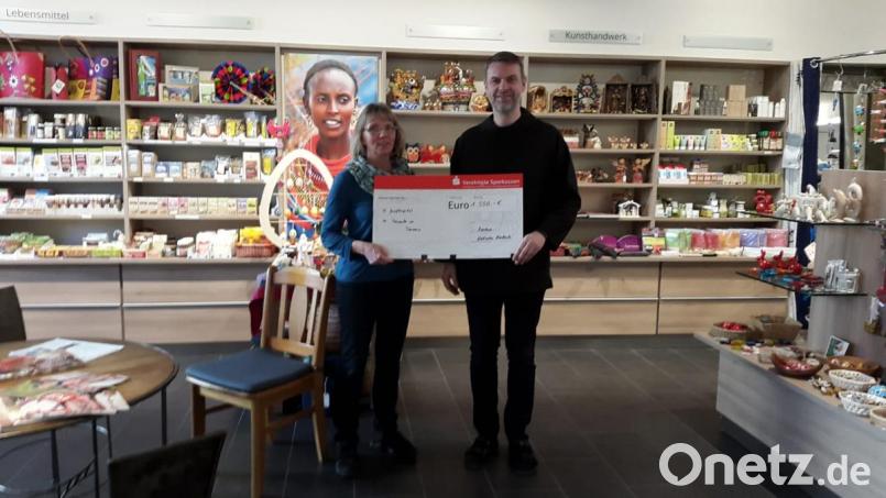 Aus dem Spendentopf des Eine-Welt-Vereins gehen 1500 Euro an die Benediktinerabtei Münsterschwarzach, die Martina Heberl hier für die Missionsarbeit in Afrika übergibt. Bild: exb