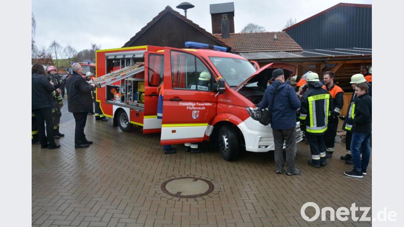 Gleich unter die Lupe genommen wurde von der Feuerwehr und den Pfaffenreuther Bürgern das Feuerwehrfahrzeug. Bild: jr
