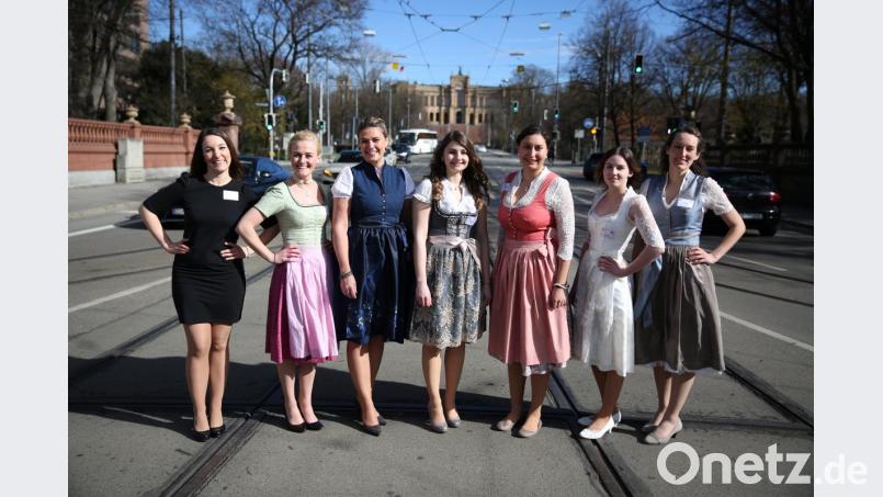 Sie haben die Chance, neue Bayerische Bierkönigin zu werden: Von links nach rechts Carola Landgraf, Veronika Ettstaller, Stephanie Tiling, Marina Schicker, Elisabeth Erhard, Lisa Wagner, Carolin Strobl. Bild: Sigi Müller/exb