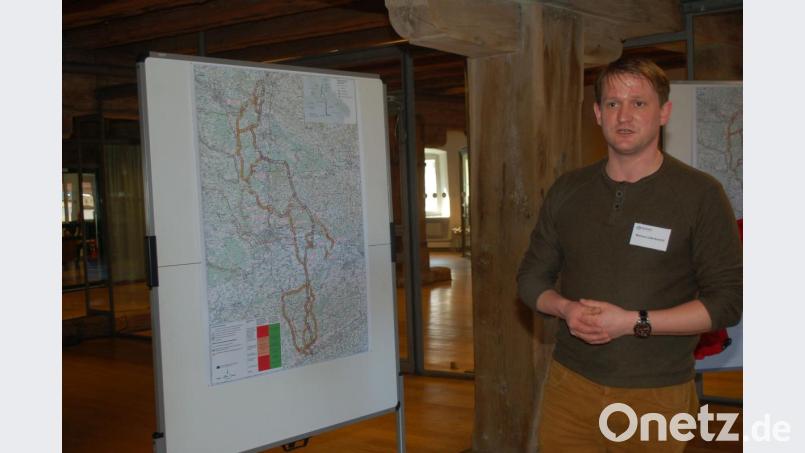 Tennet-Sprecher Markus Lieberknecht stellte in Regensburg den Vorzugskorridor von Pfreimd bis in den Raum Landshut vor. Bild: Gibbs