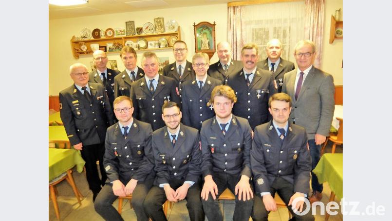 Lukas Vogl, Johannes Reindl, Alexander Pühl und Christoph Dumler (sitzend von links) übernehmen im Feuerwehrverein sowie bei den Aktiven die Verantwortung. Die Wahlen leitet Bürgermeister Werner Nickl (rechts), der ihnen ebenso gratuliert wie Kreisbrandinspektor Otto Braunreuther und Kreisbrandmeister Alois Schindler (von links). Bild: hl