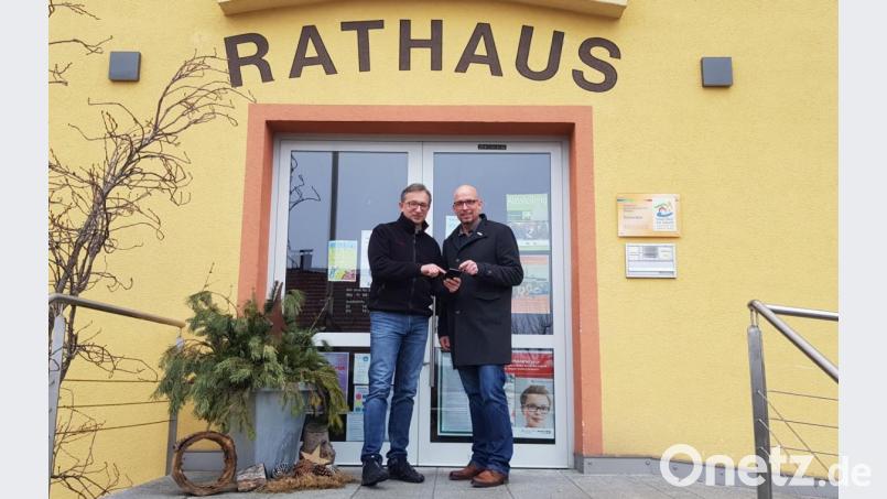 Der Poppenrichter Bürgermeisterkandidat Michael Reimelt und Stephan Koller, Vorsitzender des Bürgerforums Ammerthal, tauschen sich aus. Bild: exb