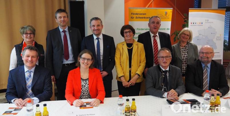 Referenten, Moderatoren, Veranstalter und Schirmherr des Vortragsabends über Frauenleiden (sitzend) Dr. Tobias Müller, Dr. Stephanie Kuchlbauer, Dr. Albert Roßmann, Professor Dr. Anton Scharl (stehend) Elke Lauterbach (Hospiz- und Palliativverein) Jürgen Spickenreuther (AOK) , Martin Neuhaus (Klinikum) Waltraud Koller-Girke (Förderverein Schwerkranke) Oberbürgermeister Kurt Seggewiß und Angelika Meindl (VHS). Bild: Bühner