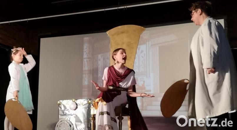 Auch im Alten Ägypten war zwischen Cleopatra (Selina Probst) und Cäsar (Jacob Bindl) das Glück, aufgrund von alltäglichen Streitereien in einer Beziehung, nicht wirklich zu finden. Bild: hir