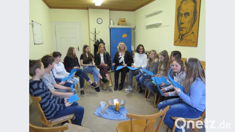 Mit der biblischen Geschichte von der Taufe Jesu am Jordan beschäftigen sich Maria Wende und Ina Memmel mit ihrer Gruppe. Bild: jzk