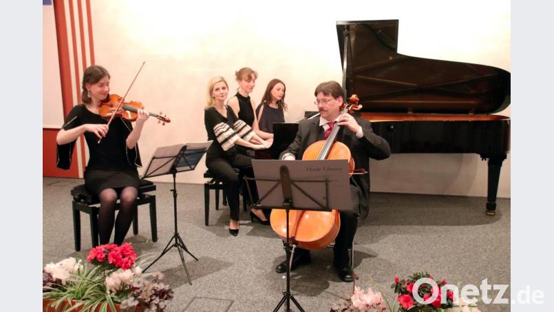 Das Klaviertrio Würzburg und das Duo Walachowski (von links: Katharina Cording, Ines Walachowski, Karla-Maria Cording, Anna Walachowski und Peer-Christoph Pulc) erfreuen die Zuhörer in ungewöhnlicher Besetzung. Bild: gac