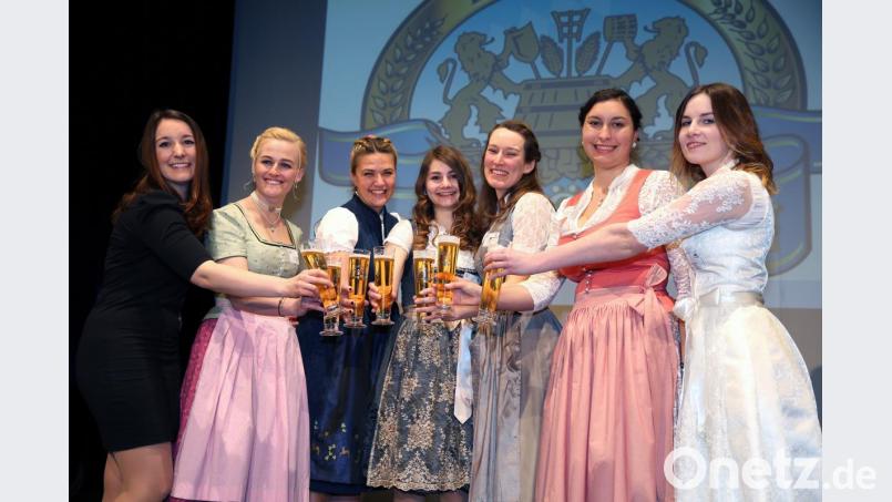 Marina Schicker (Mitte) ist eine von sieben Bewerberinnen im Finale der Wahl zur Bayerischen Bierkönigin. Bild: Sigi Müller/exb