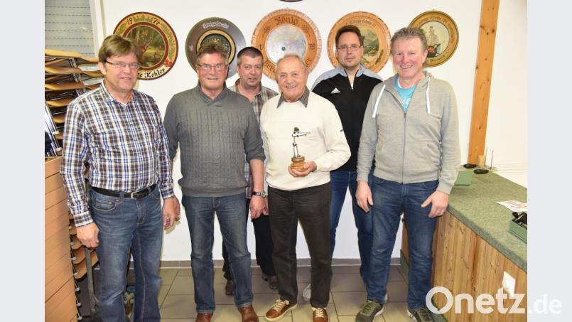 Schießleiter Lothar Mehringer (links) und Schützenmeister Robert Geitner (rechts) mit Xaver Wolfsteiner, Pokalspender Sepp Schmaußer, Helmut Himmerer und Thomas Steindecker (von links). Bild: exb
