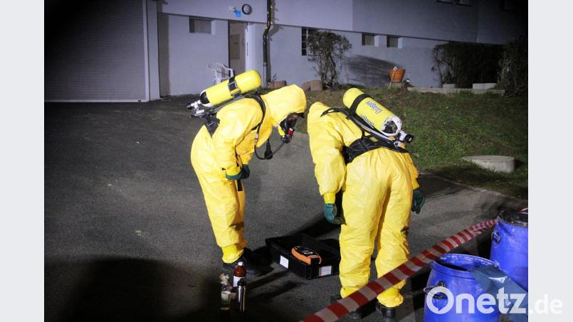 Einsatzkräfte beim Messen. Bild: jma