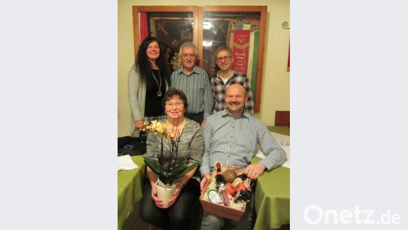 Der Vorstand des Radfahrervereins dankt Lydia Kaiser mit Blumen und Reinhold Dumler (vorne von links) mit einem Geschenkkorb für ihren 30-jährigen Einsatz in Führungspositionen. Bild: exb