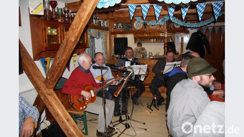 Für Stimmung im historischen Dorfstadel sorgte das Quartett „Zeitlos“ aus Mitterteich. Bild: wro