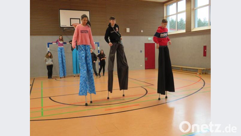 Gleichgewicht ist beim Stelzenlaufen gefragt. Bild: adj