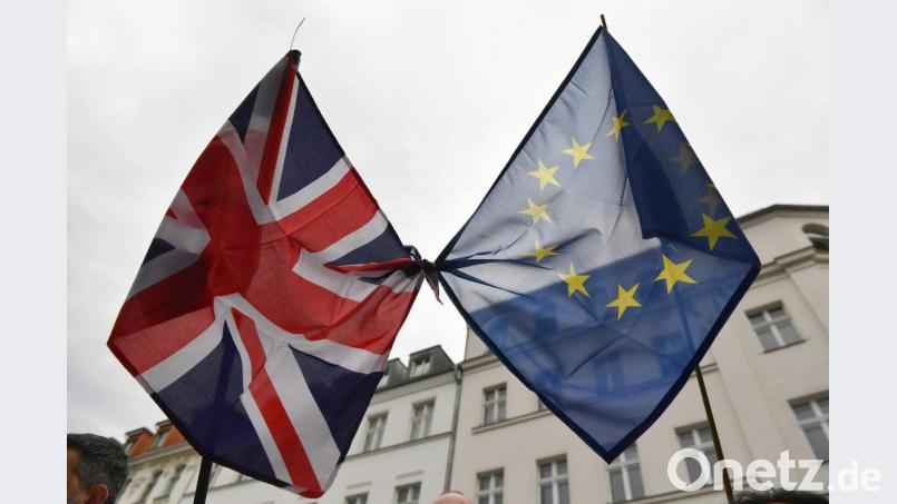 Eine britische und eine Europaflagge sind in Berlin miteinander verknotet. Bild: Jens Kalaene/dpa