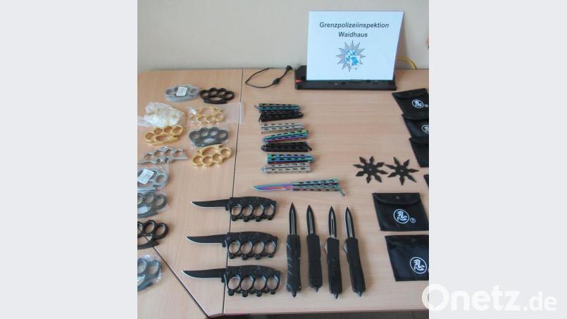 Auch mehrere Messer wurden gefunden. Bild: Grenzpolizeiinspektion Waidhaus