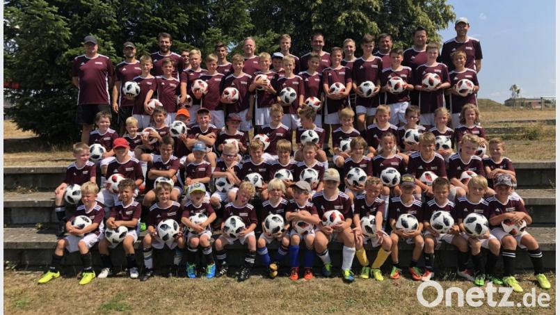 Für die große Schar an jungen Fußballern in den Teams der Oberpfälzer Grenzland 11 sind 18 Trainer und Betreuer aus der JFG Moosbach, Waidhaus und Eslarn erforderlich. Um weitere Unterstützung bittet der Vorsitzende Markus Wild (hinten, rechts). Bild: gz