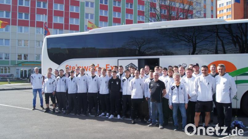 Mit dem Steinwald-Express ging es für 40 Spartenmitglieder zum Trainingslager nach Prag. Mit auf dem Bild Spartenleiter Bernhard Reiß (erste Reihe, Dritter von rechts). Bild: njn