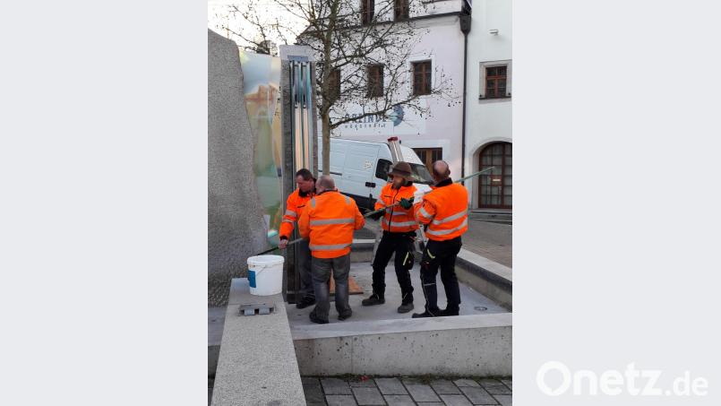 Mit Spezialreinigern säubern die Mitarbeiter des Bauhofs den Brunnen am Stadtplatz. Bild: exb
